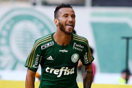 Mesmo fora do Palmeiras, Leandro Pereira recebe medalha de campeão 