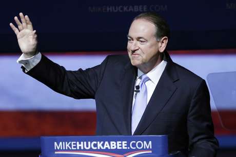 Mike Huckabee, ex gobernador de Arkansas, saluda a sus partidarios en Hope, Arkansas, el martes 5 de mayo de 2015.