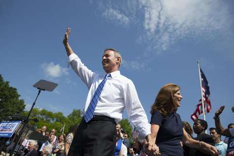 El ex gobernador de Maryland Martin O'Malley saluda, tomando de la mano a su esposa Katie O'Malley, a los asistentes a un evento donde anunció que buscará la candidatura presidencial demócrata.