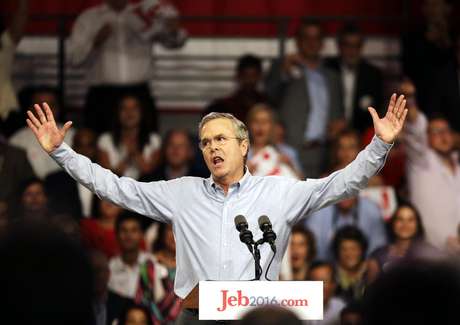 El exgobernador de Florida, Jeb Bush, saluda a la multitud en un acto en el que dio inicio a su campaña por la candidatura presidencial republicana, en la Universidad Miami Dade, en Miami.