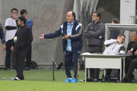 Grêmio bate Palmeiras do estreante M. Oliveira e cola no G-4