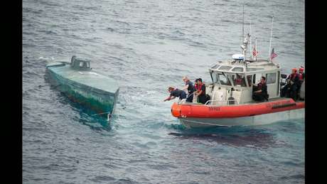 Guarda Costeira americana encontra embarcação semi-submersível 320 km ao sul da costa do México. Ela estava carregada com quase seis toneladas de cocaína.