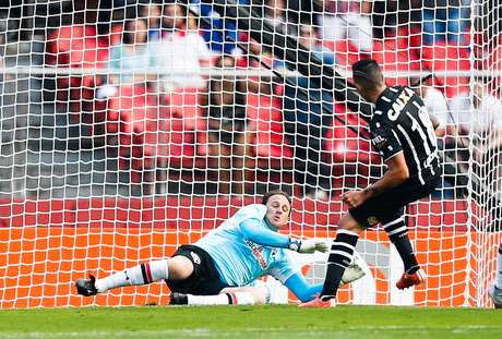 Luciano abriu o placar para o Corinthians