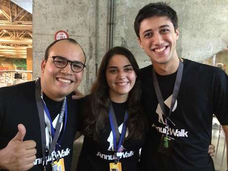 Para desenvolver o Annuit Walk, um grupo de estudantes do Recife se reuniu no projeto WearIT e começou a pesquisar o conceito de computadores para vestir