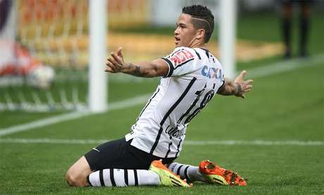 Atacante Luciano terá nova chance como titular no Corinthians, deixando novamente Vagner Love no banco de reservas