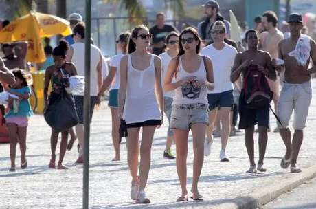 Camila Queiroz faz caminhada em dia de calor