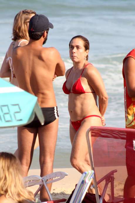 Cissa Guimarães aposta em biquíni vermelho na praia