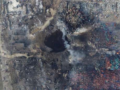 Imagem aérea da explosão de rochas que abalou cidade portuária chinesa de Tianjin