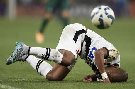 Assim como o zagueiro Rodrigo, time do Vasco parece estar de cabeça para baixo no Campeonato Brasileiro