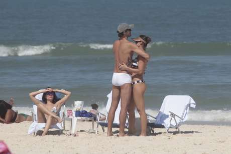 Giba curte calor com namorada no Rio de Janeiro