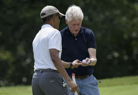 Brendain Smialowisk / Getty Images O presidente dos EUA, Barack Obama e o ex-presidente americano Bill Clinton jogam golfe em vinhedo de Massachusetts