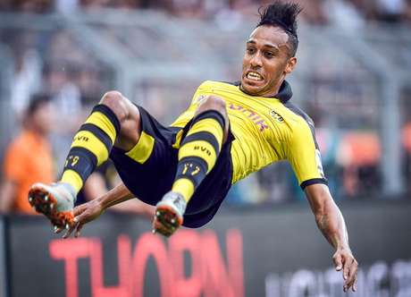 Aubameyang comemora seu gol; Dortmund começou a Bundesliga com o pé direito