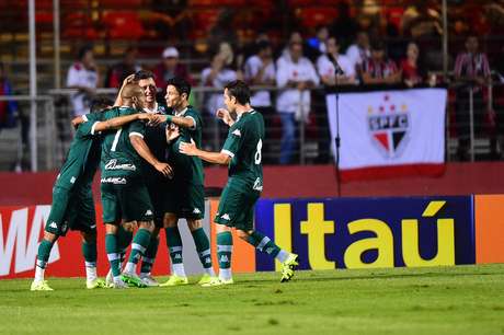 Goiás comemora gol contra do lateral são-paulino Bruno aos 26 minutos do 1º tempo