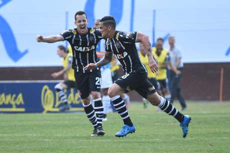 Luciano comemora gol de empate do Corinthians