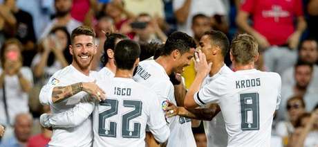 Jogadores do Real Madrid comemoram gol de Nacho contra o Galatasaray