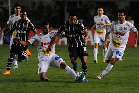 Bem marcado, Jadson pouco apareceu no clássico em Santos