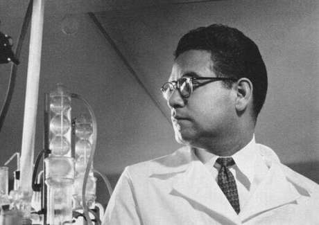 Wikimedia Commons Luis Ernesto Miramontes fue miembro de diversas sociedades científicas, entre las que destacan la American Chemical Society, el Instituto Mexicano de Ingenieros Químicos (México), el Colegio Nacional de Ingenieros Químicos y Químicos, la Sociedad Química de México, el American Institute of Chemical Engineers y la New York Academy of Sciences.