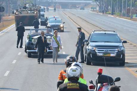Dilma chegou ao palanque de autoridades no Rolls Royce presidencial aberto