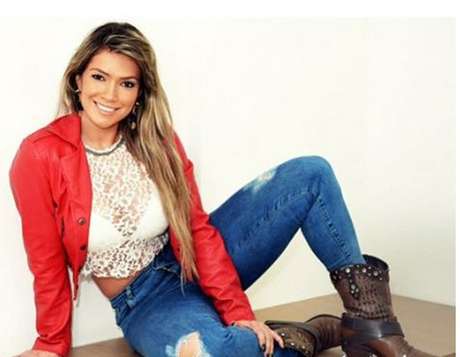 Mesmo em fotos produzidas, sempre aparece uma transparência que não devia estar ali, como nesse top cropped de renda branca. Ai, Fani, Fani!!!