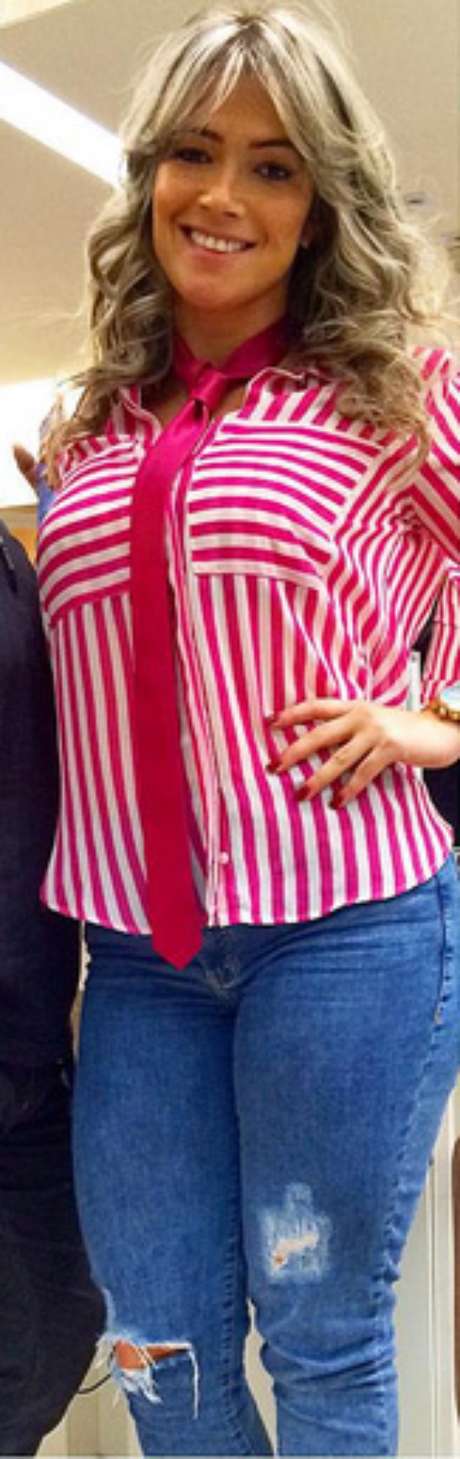 Só queria saber por que gravatinha nesse look. Não precisa e fica exagerado