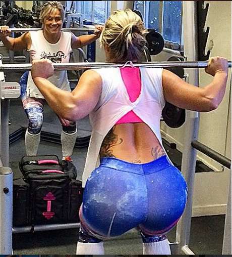 Nada contra a roupa para malhar, mesmo sendo um pouco manchada demais, mas não precisava postar a foto com todo o quadril assim em primeiro plano. Nem dá para reproduzir aqui os comentários de seus seguidores...