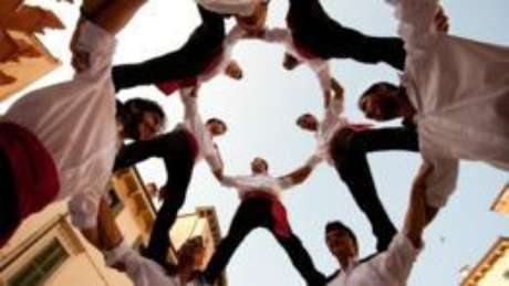 Tina Weinreben Catalãoes criaram a torre humana “Castells”, feita com centenas de pessoas; italianos tem versão que roda como peão sem deixar ninguém cair