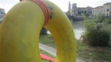 Instalação com boias à beira do rio Ádige seria usada na água, mas autorização acabou negada