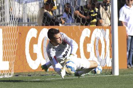 Victor defendeu pênalti cobrado por Alan Patrick quando placar apontava 0 a 0