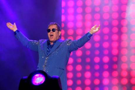 Bem-humorado, Elton John se soltou no palco e levou os fãs ao delírio com seus sucessos