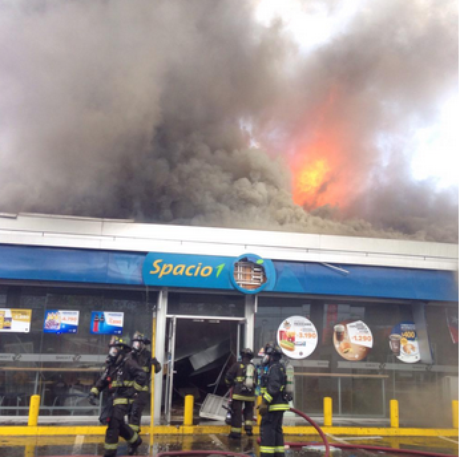 El fuego afecta el entretecho del local de servicios de la bencinera