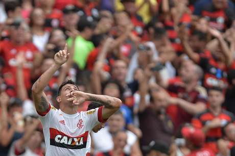 Golaço de falta do lateral Ayrton tirou o zero do placar no Maracanã