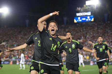 Chicharito comemora gol pelo México
