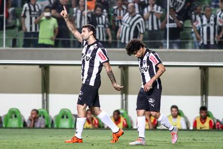 Lucas Pratto comemora o gol de pênalti anotado no 1º tempo