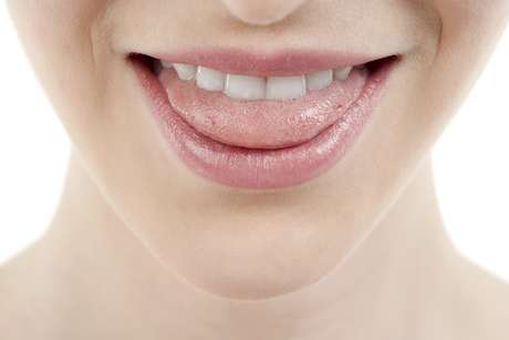 O limpador de língua funciona por meio da raspagem suave e firme, eliminando assim as bactérias e o mau hálito