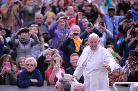 Papa Francisco saúda os fiéis durante celebração na Praça de São Pedro, no Vaticano
