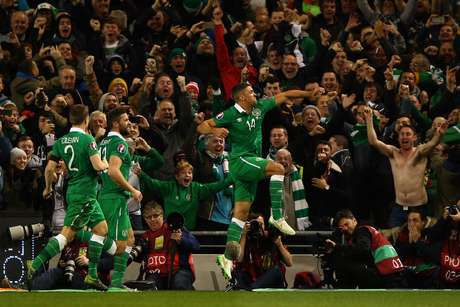 Walters marcou os dois gols da Irlanda na vitória sobre a Bósnia