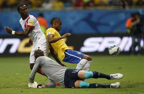 Em jogada de Willian, Douglas Costa abriu o placar para Seleção na Fonte Nova