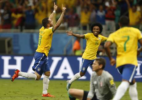 Titular em lugar de Lucas Lima, Renato Augusto fez o segundo gol do Brasil