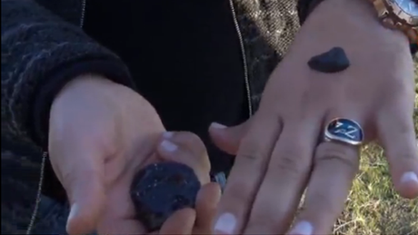 Moradores vendendo o grama do meteorito na Turquia por cerca de R$ 220