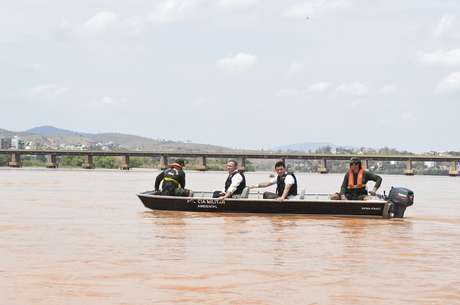 Autoridades monitoram a lama vinda das barragens da Samarco com rejeitos de mineração que segue ao longo do leito do Rio Doce em direção à sua foz .