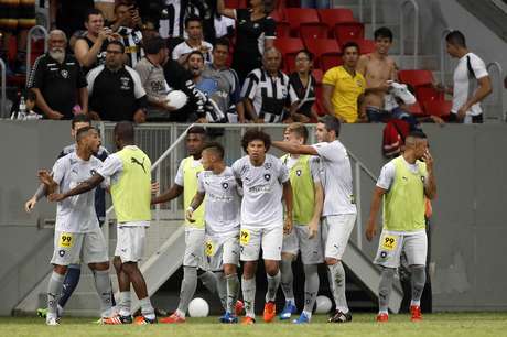 Jogadores do Botafogo comemoram gol de William Arão