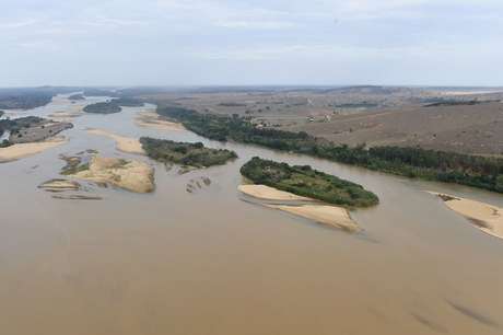 A lama vinda das barragens da Samarco com rejeitos de mineração seguem ao longo do leito do Rio Doce em direção à sua foz, localizada em Regência, Linhares