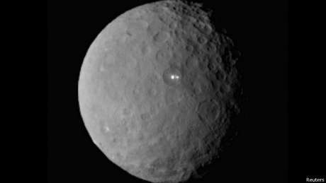 A câmera da sonda Dawn identificou cerca de 130 focos brilhantes em Ceres