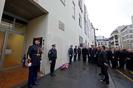 Presidente francês François Hollande, inaugura placa em homenagem às vítimas dos ataques ocorridos há um ano em frente à antiga sede do jornal satírico Charlie Hebdo