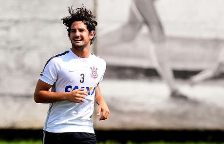 patocorinthianstreinosergiobarzaghigazeta Sporting quer ter Alexandre Pato por empréstimo, diz jornal