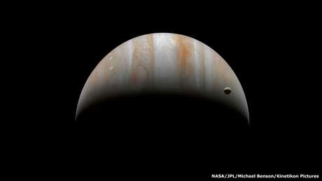 BBCBrasil.com O tamanho de Júpiter, o maior planeta do Sistema Solar, faz com que sua maior lua, Ganímedes, pareça ser muito pequena. Mas ela é o nono maior corpo celeste do Sistema Solar e é maior que o planeta Mercúrio.
