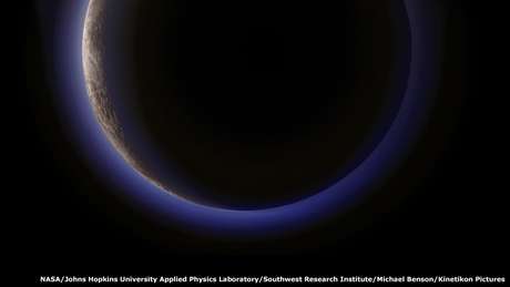 BBCBrasil.com Esta imagem mostra o gelado planeta anão Plutão, que fica na periferia do Sistema Solar. ";Otherworlds: Visions of our Solar System"; pode ser vista no Museu de História Natural de Londres de 22 de janeiro a 15 de maio.