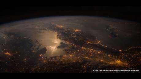 BBCBrasil.com Os 77 trabalhos representam o que humanos veriam se fossem visitar esses lugares. Nesta imagem, Terra sendo vista a partir da Estação Espacial Internacional. A bota da Itália fica claramente visível. No canto inferior direito, as luzes são de Milão.