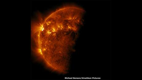 BBCBrasil.com Acima, erupções gigantes na superfície do lado direito do Sol. Benson usou dados brutos sobre a exposição na Terra a raios ultravioleta para criar esta foto.