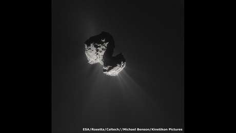 BBCBrasil.com Há centenas de cometas viajando por nosso sistema em órbitas alongadas ao redor do Sol. Na imagem, o cometa 67P/Churyumov-Gerasimenko, que foi descoberto em 1969.